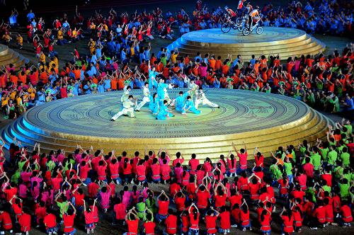 8月28日,中国青年在广西体育中心表演中国功夫。当晚,3000多名越南青年和28000多名来自全国各地的中国青年欢聚在广西南宁,举行中越青年大联欢晚会,共庆两国建交60周年和中越友好年。 新华社记者 黄孝邦 摄
