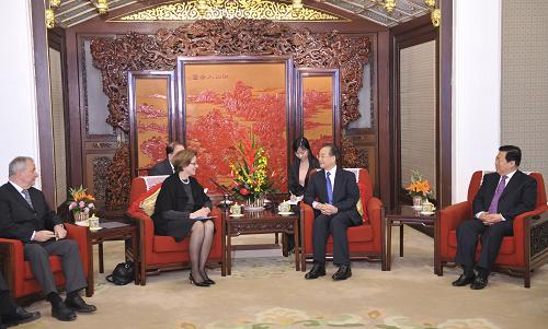 11月11日,国务院总理温家宝在北京中南海紫光阁会见出席中国环境与发展国际合作委员会年会外方代表。 新华社记者 黄敬文 摄
