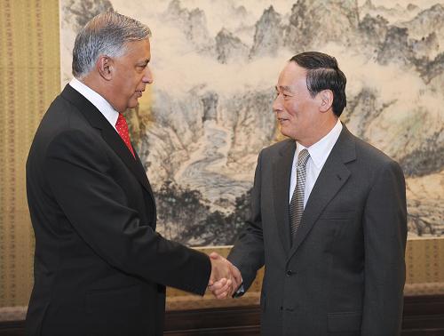 11月30日,中国国务院副总理王岐山在北京中南海会见巴基斯坦前总理阿齐兹。 新华社记者 谢环驰 摄