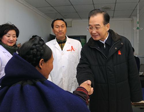 在12月1日世界艾滋病日到来之际,中共中央政治局常委、国务院总理温家宝来到四川凉山彝族自治州考察艾滋病防治工作,看望广大彝族干部群众。这是12月1日,温家宝在四川昭觉县人民医院看望感染了艾滋病的产妇。 新华社记者饶爱民摄