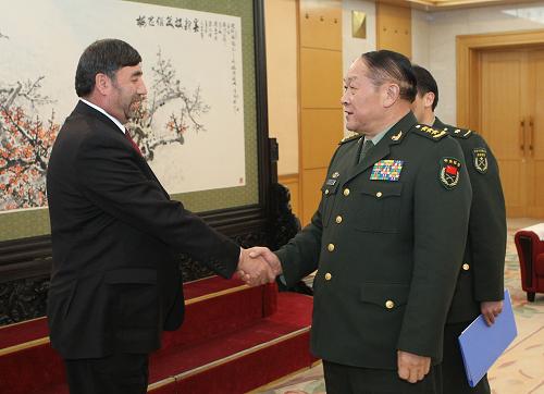 12月17日,国务委员兼国防部长梁光烈在北京会见来访的由国防部副部长莫赫布拉·穆希卜率领的阿富汗军事代表团。 新华社记者 丁林 摄
