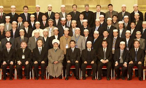 4月25日,中共中央政治局常委、全国政协主席贾庆林在北京人民大会堂亲切会见参加伊斯兰教“解经”工作十周年总结大会的全体代表,并同他们合影留念 。 新华社记者 庞兴雷 摄