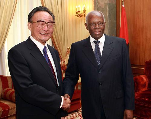 5月23日,中国全国人大常委会委员长吴邦国在罗安达会见安哥拉总统多斯桑托斯。新华社记者 兰红光 摄