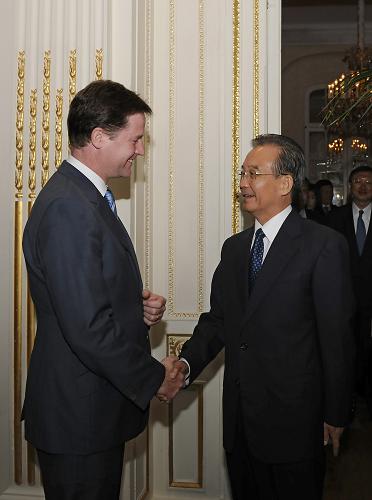 6月26日,国务院总理温家宝在伦敦会见英国副首相克莱格和经济界人士。 新华社记者 曾毅 摄