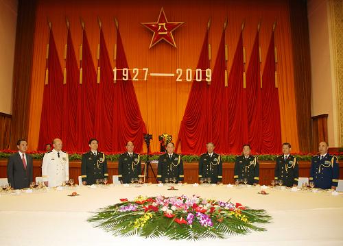 7月31日,中华人民共和国国防部在北京人民大会堂举行盛大招待会,热烈庆祝中国人民解放军建军82周年。新华社记者 王建民 摄