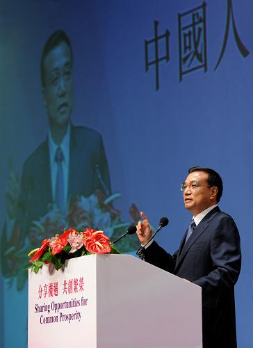 8月17日,中共中央政治局常委、国务院副总理李克强在香港出席国家“十二五”规划与两地经贸金融合作发展论坛。这是李克强发表主题演讲。新华社记者 马占成 摄