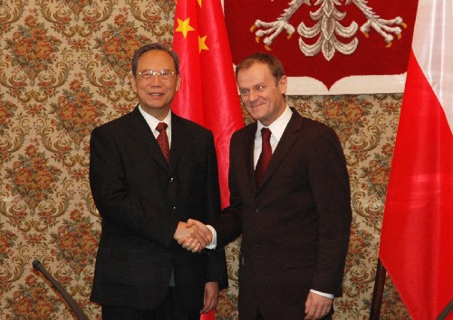 1月16日,波兰总理图斯克(右)在首都华沙的总理府会见到访的中国国务院副总理曾培炎。曾培炎14日晚抵达华沙,开始对波兰进行正式访问。 新华社记者 张章 摄