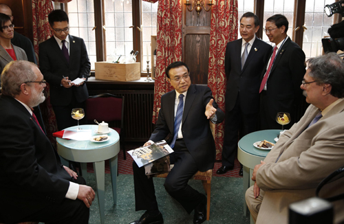 5月26日上午,国务院总理李克强在波茨坦会见斯图加特德中友好协会主席多尔德(前左一)等老朋友。 新华社记者 鞠鹏 摄