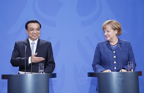 5月26日,中国国务院总理李克强在柏林与德国总理默克尔举行会谈后共同会见记者。新华社记者 鞠鹏 摄