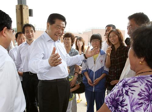 5月29日至31日,中共中央政治局常委、全国政协主席贾庆林在天津调研。这是5月30日,在天津东丽区华明镇,看到这里的农民安居乐业、生活幸福,贾庆林十分高兴。