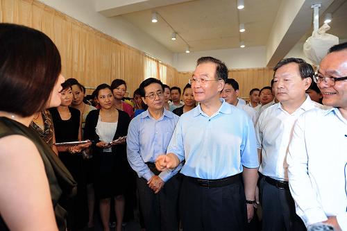 8月14日至15日,中共中央政治局常委、国务院总理温家宝来到浙江杭州、湖州、嘉兴等地,调研经济运行情况。这是15日,温家宝在雅莹服装公司与员工亲切交谈。新华社记者 李涛 摄