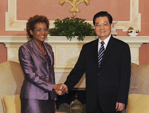 6月24日,国家主席胡锦涛在渥太华会见加拿大总督米夏埃尔·让。新华社记者 李学仁 摄