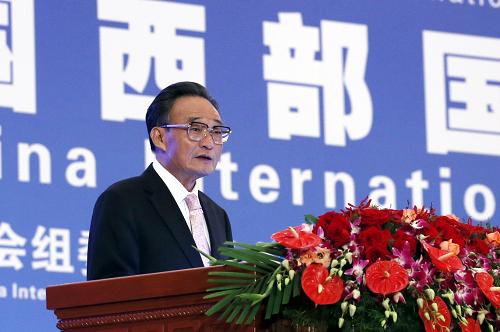 9月26日,中共中央政治局常委、全国人大常委会委员长吴邦国在四川成都出席第五届中国西部国际合作论坛,并发表题为《共享西部开发开放机遇 开创互利共赢美好明天》的主旨演讲。新华社记者 鞠鹏 摄