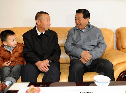 10月17日至19日,中共中央政治局常委、全国政协主席贾庆林在内蒙古自治区调研。这是10月18日,在鄂尔多斯市东胜区新园城郊农民保障性住房小区,贾庆林入户看望搬迁户辛金庄。新华社记者 李涛 摄