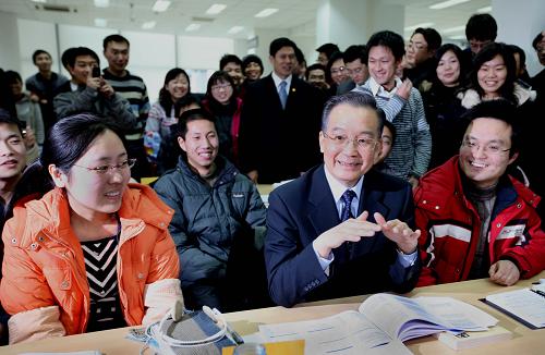 12月20日,国务院总理温家宝在北京航空航天大学参加完“中日青少年友好交流年”闭幕活动后,来到学校的图书馆与同学们亲切交谈。新华社记者 姚大伟 摄