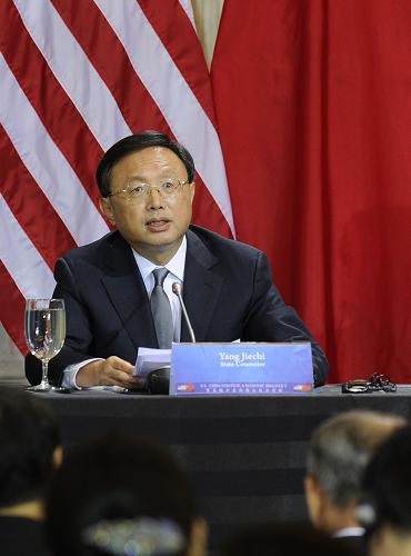 7月11日,在美国首都华盛顿,中国国家主席习近平特别代表、国务委员杨洁篪出席第五轮中美战略与经济对话结束后举行的联合记者会。杨洁篪在联合记者会上就斯诺登案阐述了中国政府的原则立场。杨洁篪强调,中国中央政府一向尊重香港特区政府依法办事。特区政府依法处理斯诺登案,无可非议,各方都应予以尊重。新华社记者 方喆 摄