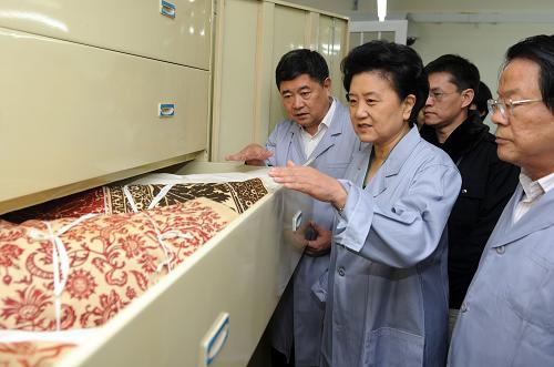 7月26日,中共中央政治局委员、国务委员刘延东在故宫博物院调研。这是刘延东在文物库房实地查看文物保存、保护情况。 新华社记者 张铎 摄