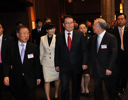 4月7日,中共中央政治局常委李长春在首尔会见韩国贸易协会、大韩商工会议所、全国经济人联合会、中小企业中央会等韩国四大经济团体负责人。 新华社记者 刘建生 摄