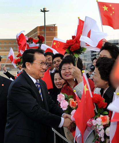 当地时间3月29日,中共中央政治局常委李长春抵达东京,开始对日本进行正式友好访问。这是李长春在机场与欢迎群众握手。新华社记者 刘建生 摄