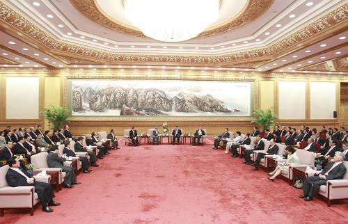 6月22日,中共中央政治局常委、全国政协主席贾庆林在北京人民大会堂会见以王国强为团长的香港广东社团总会访问团全体成员。新华社记者 黄敬文 摄
