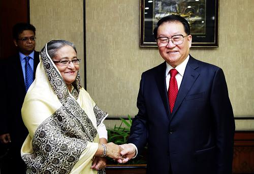 当地时间10月21日,正在孟加拉国进行正式友好访问的中共中央政治局常委李长春在达卡与孟加拉国总理哈西娜举行工作会谈。新华社记者 鞠鹏 摄