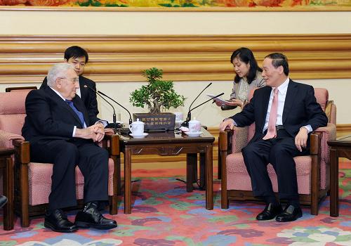 6月27日,中国国务院副总理王岐山在北京中南海会见美国前国务卿亨利·基辛格。 新华社记者 李涛 摄