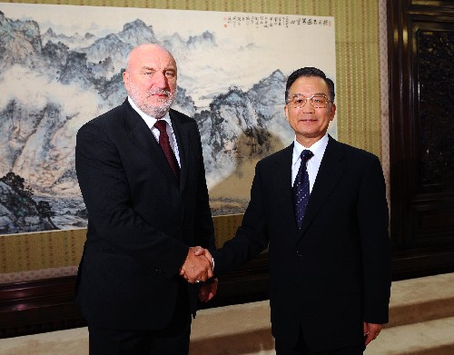 8月23日,中国国务院总理温家宝在中南海紫光阁会见前来出席北京奥运会闭幕式及相关活动的拉脱维亚总理戈德马尼斯。新华社记者 李涛 摄