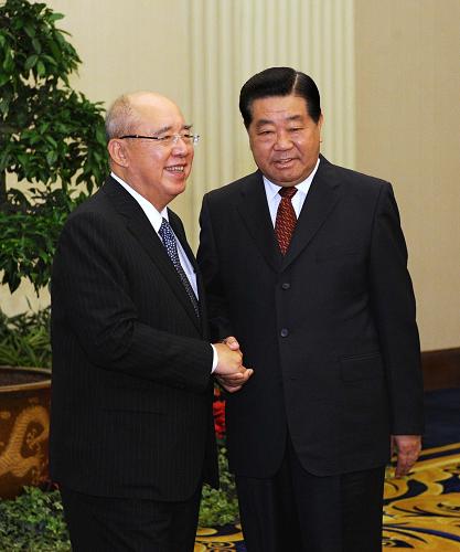 5月6日,中共中央政治局常委、全国政协主席贾庆林在成都会见前来出席第七届两岸经贸文化论坛的中国国民党荣誉主席吴伯雄。新华社记者 饶爱民 摄