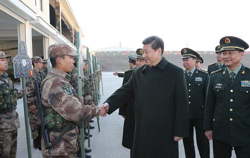 11月28日,中共中央总书记、国家主席、中央军委主席习近平视察济南军区部队。这是习近平观看新战士自动步枪精度实弹射击后,表扬新战士取得了好成绩。新华社记者 李刚 摄
