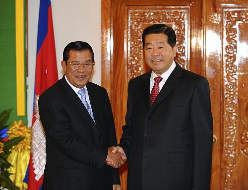 12月3日,全国政协主席贾庆林在金边会见柬埔寨首相洪森。新华社记者 李涛 摄