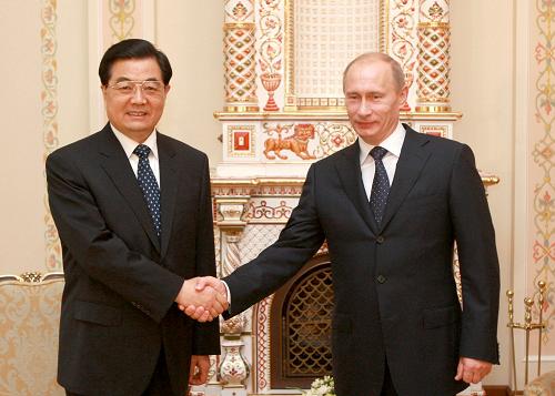 6月17日,国家主席胡锦涛在莫斯科会见俄罗斯总理普京。 新华社记者 庞兴雷 摄