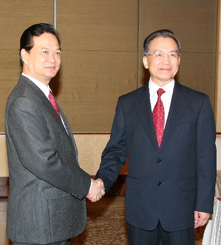 11月19日,中国国务院总理温家宝在新加坡会见越南总理阮晋勇。