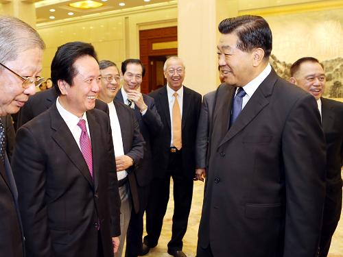 8月30日,中共中央政治局常委、全国政协主席贾庆林在北京人民大会堂会见以陈经纬为团长的香港中国商会访京团全体成员。新华社记者 姚大伟 摄