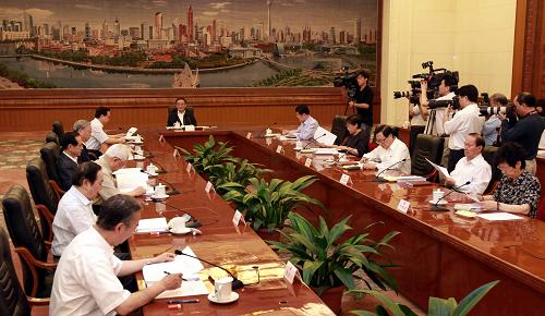 吴邦国主持召开十一届全国人大常委会第四十五次委员长会议 6月11日,全国人大常委会委员长吴邦国在北京人民大会堂主持召开十一届全国人大常委会第四十五次委员长会议。 新华社记者庞兴雷摄