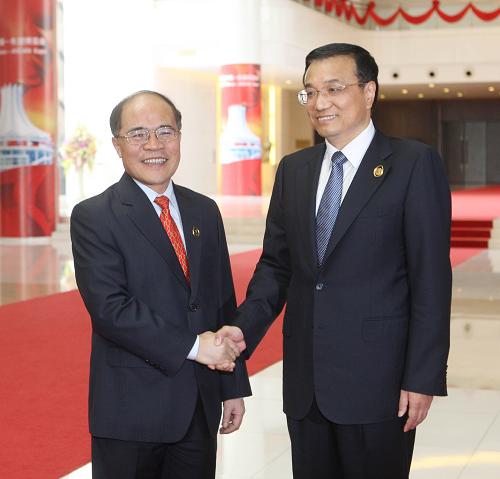 10月19日,国务院副总理李克强在南宁会见出席第六届中国-东盟博览会的越南常务副总理阮生雄。新华社记者 刘卫兵 摄