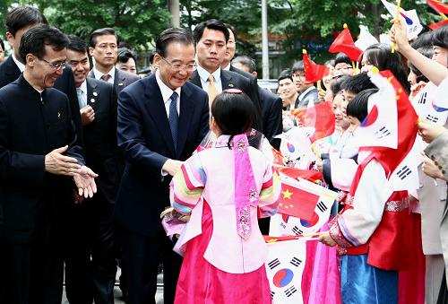 5月29日,中国国务院总理温家宝在首尔视察首尔中国文化中心。新华社记者 姚大伟 摄