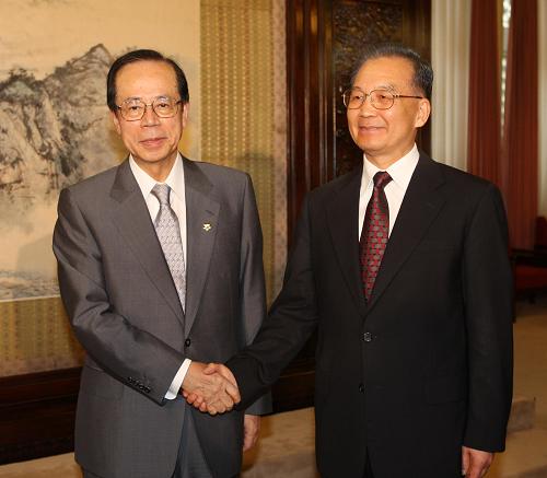 8月8日,中国国务院总理温家宝在北京会见前来出席北京奥运会开幕式的日本首相福田康夫。 新华社记者刘卫兵摄