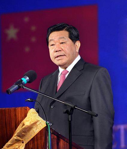 当地时间3月26日晚,全国政协主席贾庆林与纳米比亚开国总统努乔马、纳米比亚全国委员会主席卡佩雷共同出席在温得和克举行的中纳建交20周年招待会并发表讲话。新华社记者李涛摄