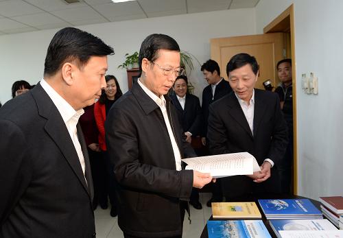 3月18日至22日,中共中央政治局常委、国务院副总理张高丽先后到国家发展改革委、财政部、住房和城乡建设部、环境保护部、国土资源部、国务院发展研究中心、国家税务总局、国家统计局、三峡办、南水北调办调研。这是3月20日,张高丽在国土资源部调研。 新华社记者马占成摄