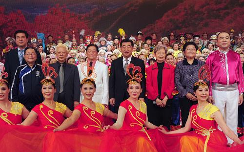 10月13日晚,在我国传统节日——重阳节即将到来之际,中国老年艺术团《红叶风采》大型文艺晚会在北京举行。中共中央政治局委员、国务院副总理、全国老龄工作委员会主任回良玉,全国人大常委会副委员长周铁农,全国人大常委会原副委员长顾秀莲,与全国各族各界1000多位老年人欢聚一堂,共庆佳节。 这是晚会后回良玉等领导同志与演员合影。 新华社记者 张铎 摄