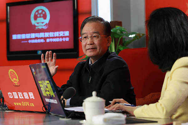2月27日上午,中共中央政治局常委、国务院总理温家宝接受中国政府网、新华网联合专访,与广大网友在线交流。 新华社记者 庞兴雷 摄