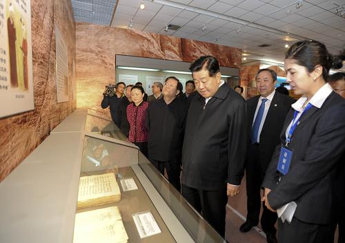 2月18日,中共中央政治局常委、全国政协主席贾庆林来到国家图书馆,参观正在这里举办的“西域遗珍——新疆历史文献暨古籍保护成果展”。 新华社记者 谢环驰 摄