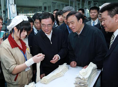 3月26日至30日,中共中央政治局常委、中央纪委书记贺国强在浙江省考察。这是3月28日,贺国强在浙江梦娜袜业公司生产车间考察。新华社记者 庞兴雷 摄