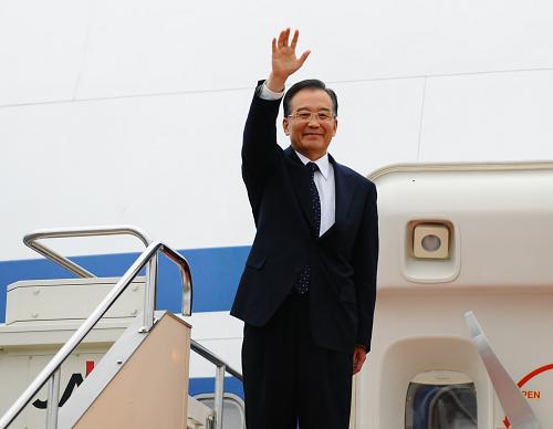 5月30日,应日本首相鸠山由纪夫邀请,国务院总理温家宝抵达东京,开始对日本进行为期三天的正式访问。这是温家宝在东京羽田机场向欢迎人群挥手致意。 新华社记者 季春鹏 摄
