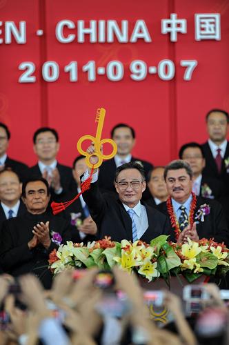 9月7日,全国人大常委会委员长吴邦国在厦门出席第十五届中国国际投资贸易洽谈会开馆式。新华社记者 张国俊 摄