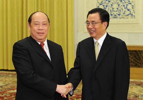 7月17日,中共中央政治局常委、中央纪委书记贺国强在北京人民大会堂会见由越南共产党中央政治局委员、中央书记处书记、中央检查委员会主任阮文芝率领的越共中央检查委员会代表团。新华社记者 黄敬文 摄