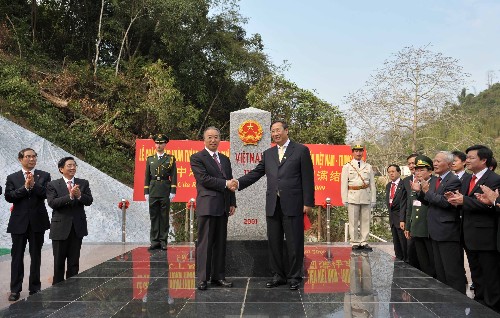 2月23日,国务委员戴秉国(左)和越南副总理兼外长范家谦在为1116号界碑揭幕后握手。 当日,中越双方在广西凭祥友谊关口岸举行仪式,共同庆祝陆地边界勘界立碑圆满结束。戴秉国国务委员和越南副总理兼外长范家谦分别代表两国政府出席仪式并致辞。两国外交、国防、公安、测绘、经济部门和边境地方政府代表400余人参加了庆祝活动。 新华社记者 周华 摄