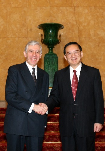 2月18日,中国国务委员唐家璇(右)在英国伦敦会见英国司法大臣杰克·斯特劳。应英国政府邀请,唐家璇于2月16日起对英国进行正式访问。新华社记者 谢秀栋 摄