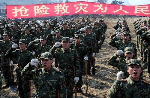 2月12日,在贵州省都匀市,成都军区某部战士在“成都军区援黔部队灾后电网修复宣誓大会”上宣誓。连日来,成都军区响应中央和军委号召,派出5000名子弟兵、1000辆卡车增援遭受雪凝灾害严重的贵州省,以确保在6月份全部恢复贵州电网和西电东送线路正常运行。新华社记者 杨俊江 摄