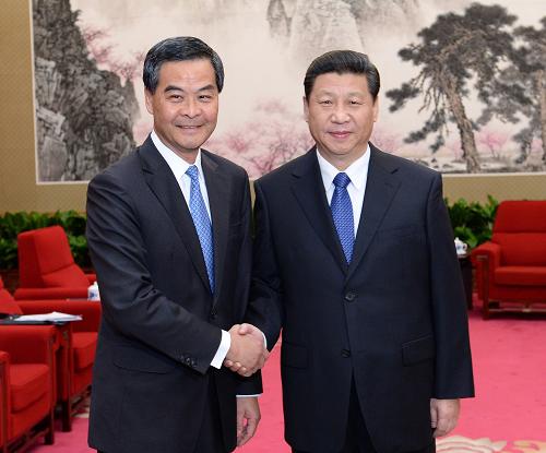3月18日,中国国家主席习近平在北京中南海会见来京列席第十二届全国人民代表大会第一次会议闭幕式的香港特别行政区行政长官梁振英。新华社记者 刘建生 摄